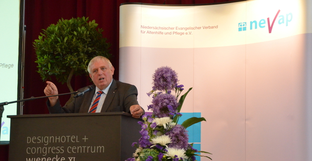 Staatssekretär Karl-Josef Laumann, Bevollmächtigter für Pflege im Bundesministerium für Gesundheit, erläuterte auf der NEVAP-Jahrestagung das geplante Pflegestärkungsgesetz II.