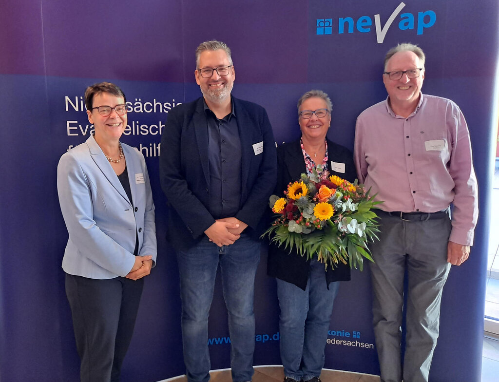 Vier Personen vor einer violetten Wand