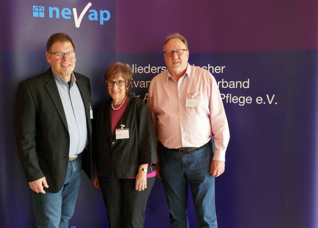 NEVAP-Vorsitzender Sven Schumacher, Ulrike Döring, Vorsitzende des Evangelischen Fach- und Berufsverbandes für Pflege und Gesundheit, Frank Pipenbrink, NEVAP-Geschäftsführer 