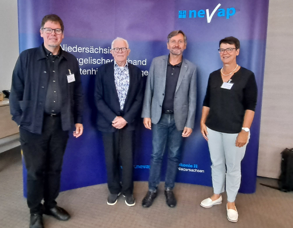 Vier Personen vor NEVAP-Stellwand